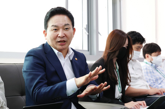 원희룡 국토교통부 장관이 22일 정부세종청사에서 열린 출입기자 간담회에서 발언하고 있다.  <연합뉴스>